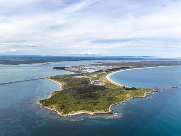 Photo vue depuis un drone de tiwai point bluff, dans le sud de la nouvelle-zélande, connue pour une grande fonderie d'aluminium.