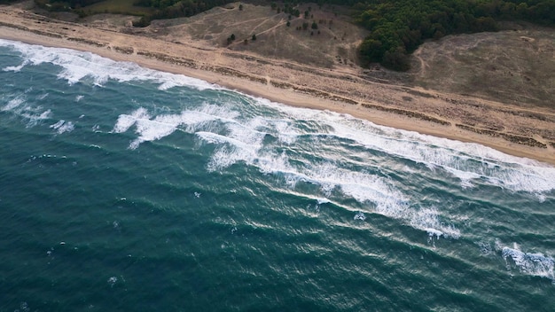 Vue depuis un drone volant sur une côte sablonneuse déserte