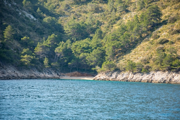 Vue depuis l'eau de la côte rocheuse de l'île en Croatie