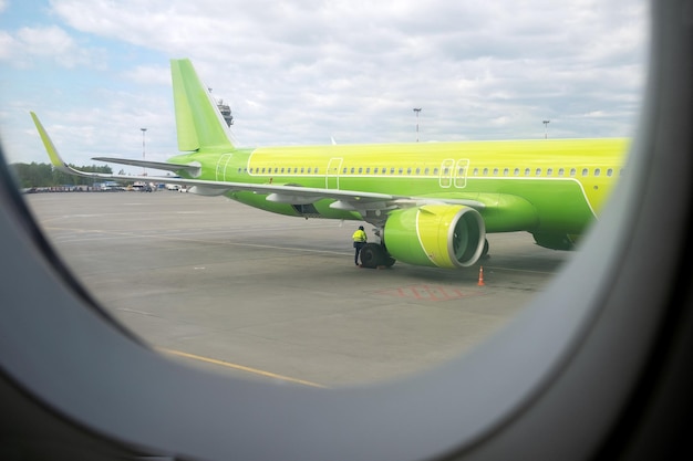 Vue depuis la fenêtre de l'avion sur l'aérodrome