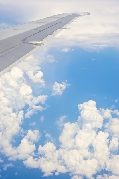 vue depuis la fenêtre de l'avion à l'aile d'avion au-dessus des nuages