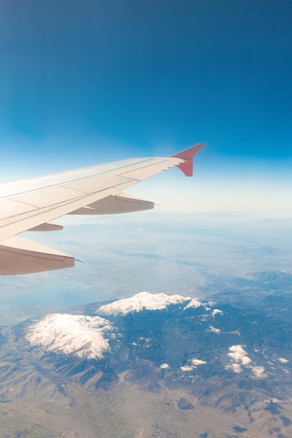 Vue depuis la fenêtre de l'avion qui survole les montagnes