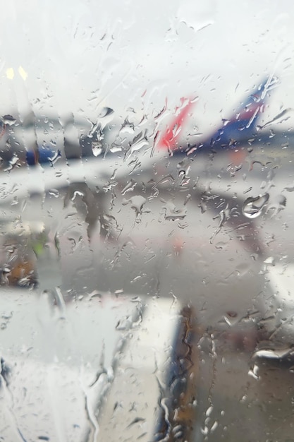 Photo vue depuis la fenêtre d'un avion à travers les gouttes de pluie