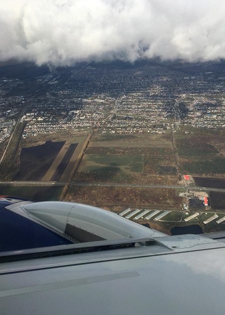 Vue depuis la fenêtre de l'avion vers la ville de Stavropol en Russie