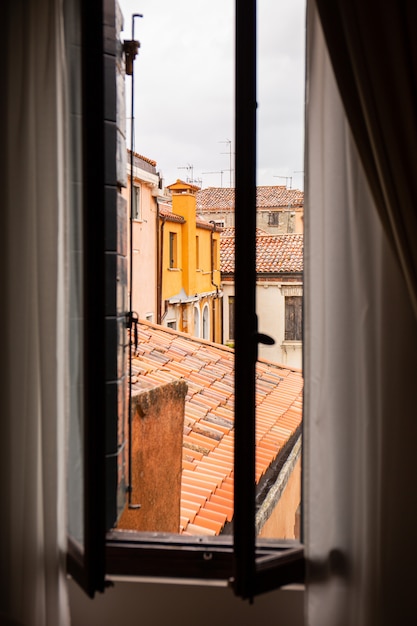 Vue depuis la fenêtre sur les bâtiments anciens à Venise, Italie.