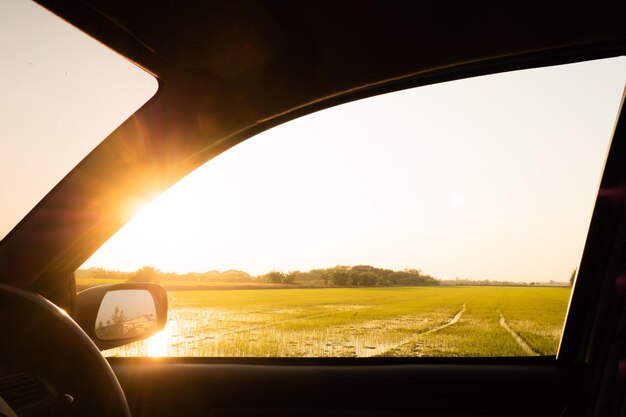 Vue depuis la fenêtre d'une voiture en conduisant à travers la campagne