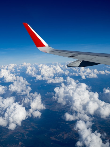 Vue depuis les fenêtres de l&#39;avion du passager, beau groupe de nuages ​​et ciel bleu.