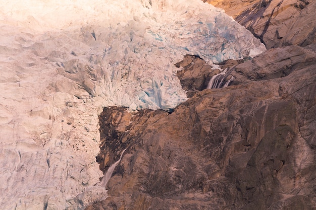 Vue depuis le glacier Briksdalsbreen l'un des bras les plus accessibles et les plus connus du glacier Jostedalsbreen. Briksdalsbreen est situé dans la municipalité de Stryn dans le comté de Sogn og Fjordane.