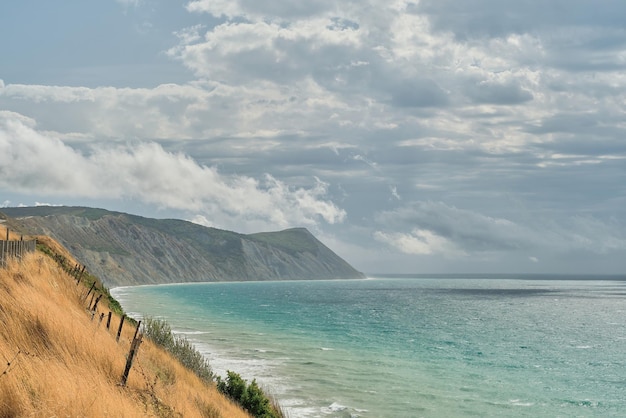 Vue Depuis Le Haut Rivage Jusqu'à La Mer Orageuse à Midi Fond Ou économiseur D'écran Pour L'écran Nuages Sur La Mer Dans Une Tempête