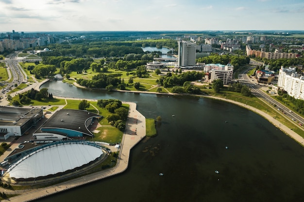 Vue depuis la hauteur de l'avenue Pobediteley à Minsk