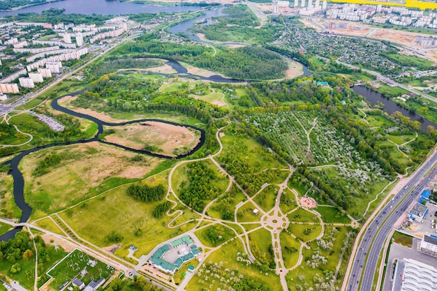 Vue depuis la hauteur du parc loshitsky à Minsk