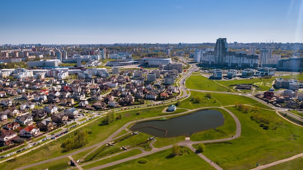 Vue depuis la hauteur du quartier Drozdy et le complexe sportif de Minsk Minsk Arena à Minsk.Biélorussie.