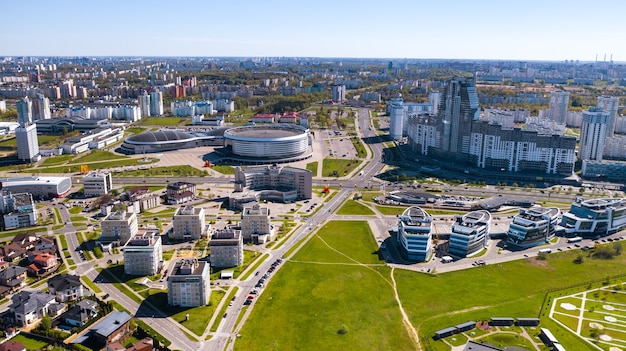 Vue depuis la hauteur du quartier Drozdy et le complexe sportif de Minsk Minsk Arena à Minsk.Biélorussie.