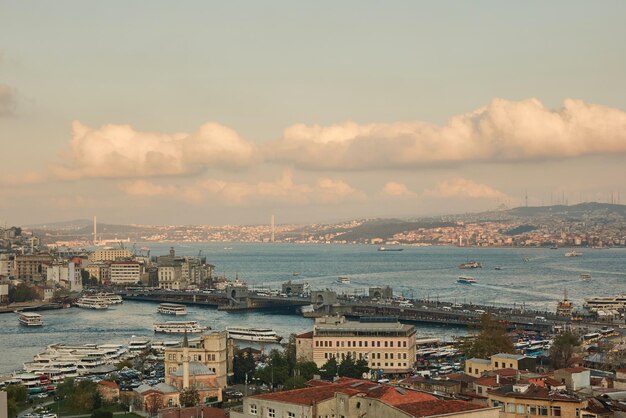 Vue depuis la hauteur jusqu'au pont du Bosphore de GalataGolden Horn Metro BridgeAtaturk Bridge Istanbul Turquie