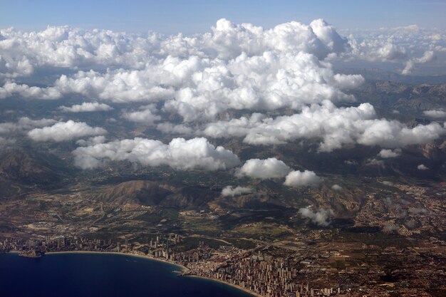 Vue depuis la hauteur des villes balnéaires et des nuages