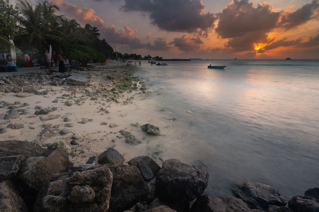 Vue depuis l'île de Maafushi à l'atoll de Kaafu aux Maldives.