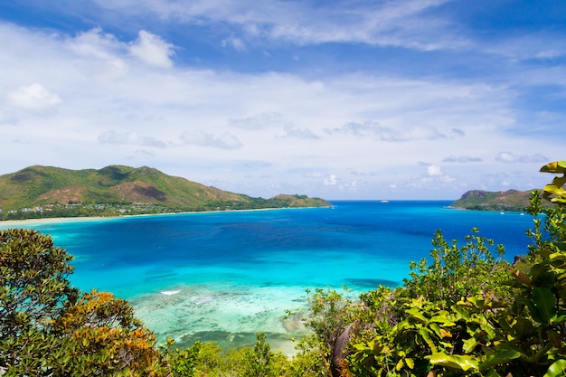 Vue depuis l'île principale vers une autre île