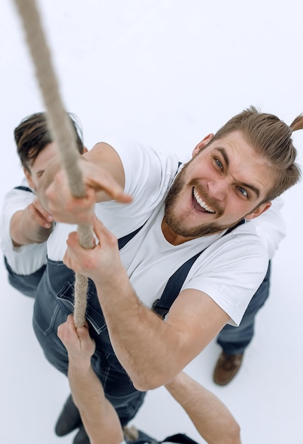 Vue depuis l'ingénieur souriant grimpant à la corde