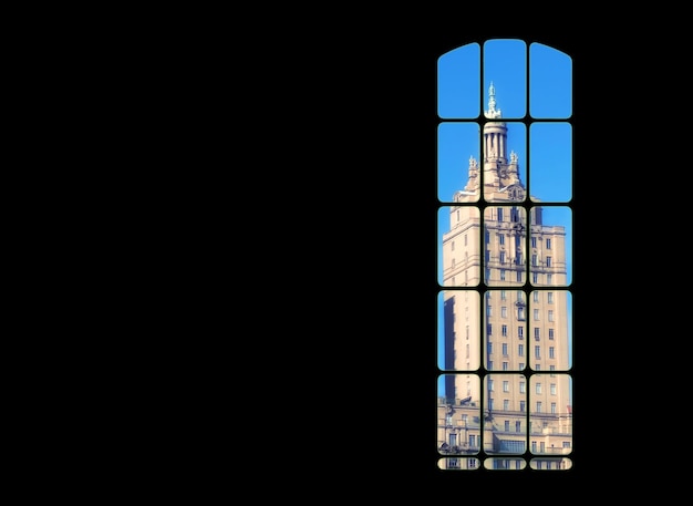 Vue depuis l'intérieur de la grande grille de fenêtre donnant sur un gratte-ciel traditionnel s'appuyant sur un espace de copie de ciel bleu Pièce sombre avec partie lumineuse d'une tour gothique vintage Architecture d'une grande structure construite