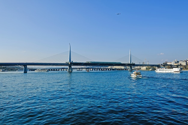 Vue depuis la mer sur le Bosphore et le pont du métro Halic, Istanbul