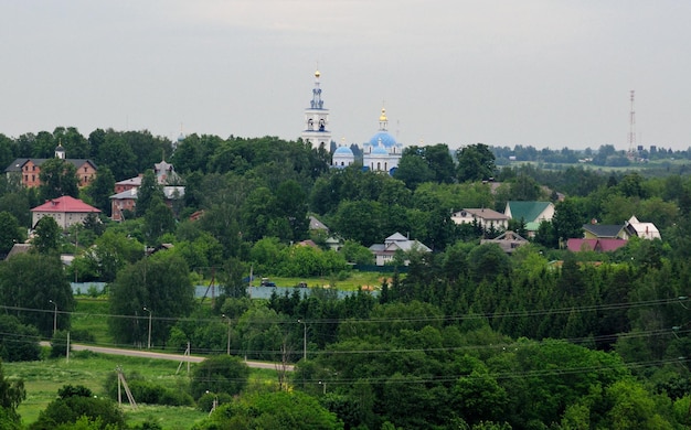 Vue depuis le monastère orthodoxe sur un matin d'été nuageux dans la région de Moscou Russie