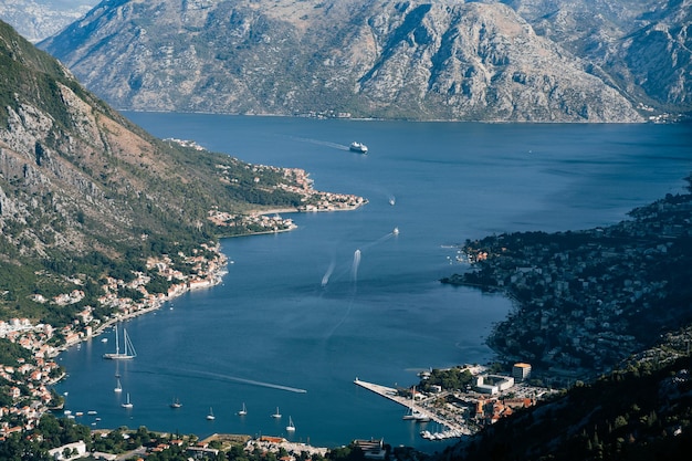 Vue depuis le mont lovcen sur les yachts au large de la baie de Kotor au Monténégro