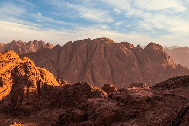 Vue depuis le mont Sinaï au lever du soleil Beau paysage de montagne en Egypte