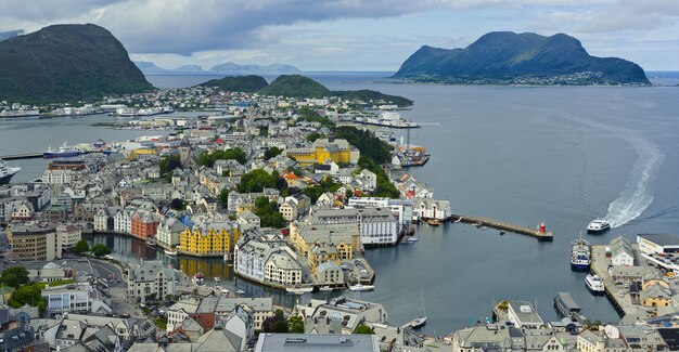 Vue depuis la montagne Aksla à la ville d'Alesund, Norvège, panorama