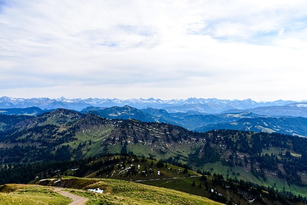 Photo vue depuis la montagne hochgrat à proximité oberstaufen bavière bayern allemagne sur les montagnes des alpes au tyrol vorarlberg hochvogel big grosser klottenkopf autriche bonne randonnée