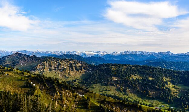 Photo vue depuis la montagne hochgrat à proximité oberstaufen bavière bayern allemagne sur les montagnes des alpes au tyrol vorarlberg hochvogel big grosser klottenkopf autriche bonne randonnée