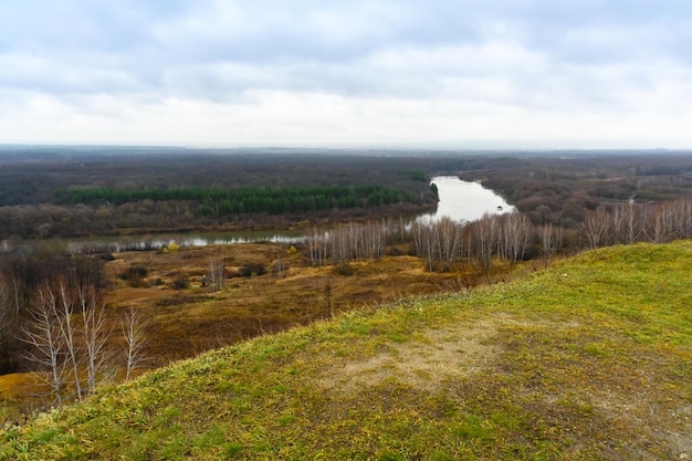 Vue depuis la montagne Nikolskaya jusqu'à la rivière Sura et le paysage d'automne