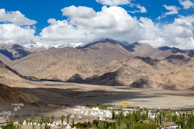 Vue depuis le palais de Shey Ladakh Inde