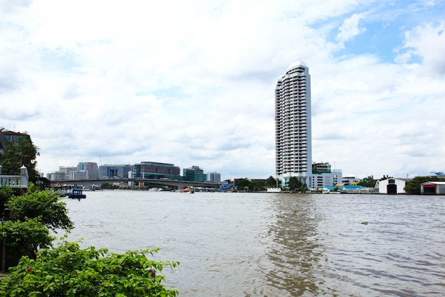 La vue depuis le parc Santi Chai Prakan. Attractions à Bangkok