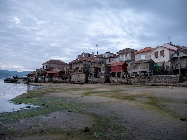 Vue depuis la plage des greniers traditionnels du village de Combarro