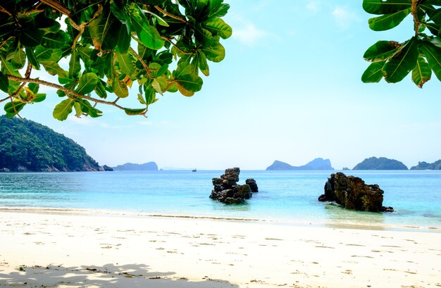 Photo vue depuis la plage de sable blanc et la mer tropicale