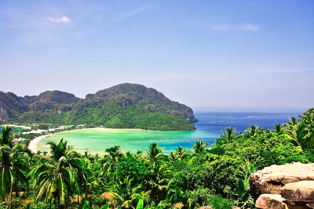 Vue depuis le point culminant de l'île de Phi-Phi en Thaïlande