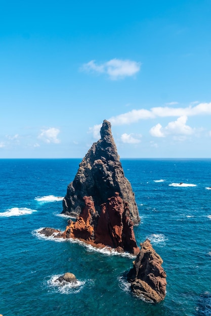 Vue depuis le point de vue des formations rocheuses à Ponta de Sao Lourenco côte de Madère Portugal