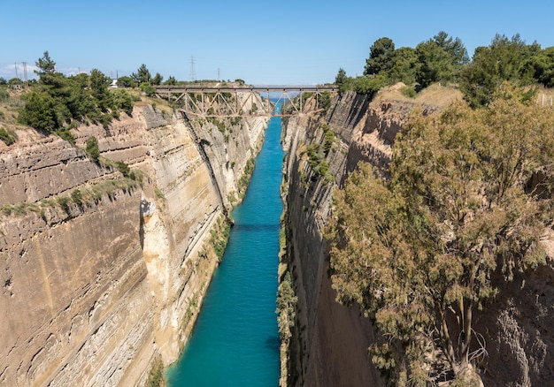 Vue depuis le pont sur le canal de Corinthe près d'Athènes en Grèce