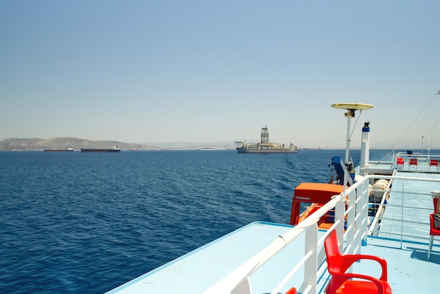 Vue depuis le pont du ferry pendant la navigation en Grèce gros plan