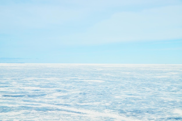 Vue depuis le pont mackinaw du lac gelé en hiver