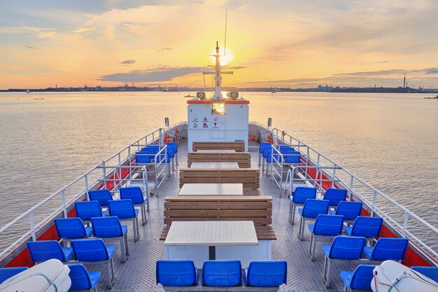 Vue depuis le pont promenade du bateau naviguant vers le coucher du soleil