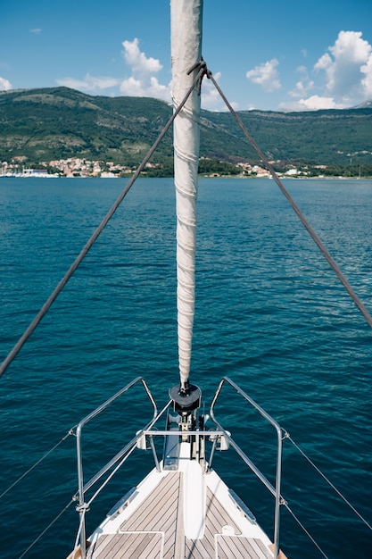 Vue depuis la proue du voilier sur la mer et les montagnes