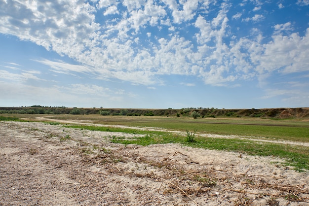 Vue depuis le rivage du panorama de la steppe et ciel bleu avec des nuages