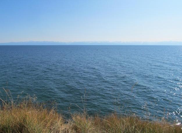 Vue depuis le rivage sur l'étendue infinie du lac le plus propre de la planète Baïkal