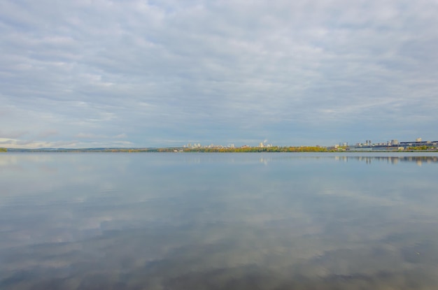 La vue depuis la rive du lac