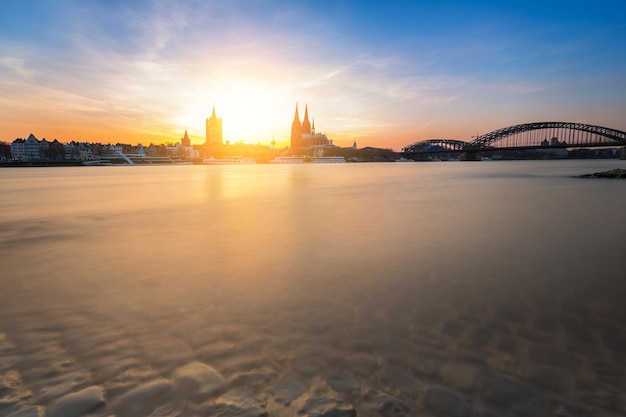 Vue depuis la rive du Rhin de la ville de cologne avec la cathédrale et le pont Hohenzollern au coucher du soleil en allemagne. Pris à l'extérieur avec une marque 5D III.
