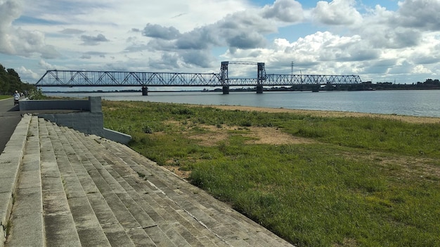 Vue depuis la rive de la Dvina du Nord jusqu'au pont Severodvinsky. Arkhangelsk, Russie.