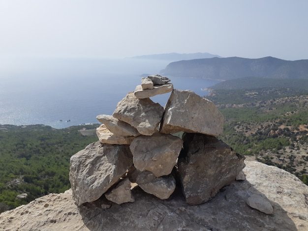 Vue depuis les ruines d'une église dans le château de Monolithos, l'île de Rhodes, Grèce.