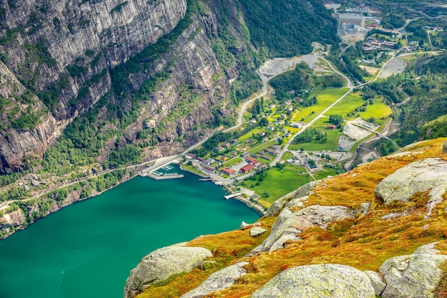 Vue depuis le sentier Kjerag jusqu'au village norvégien de Lyseboth situé à l'extrémité de la municipalité de Lysefjord Forsand comté de Rogaland Norvège