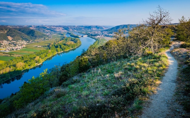 Photo vue depuis un sentier de randonnée sur un coude du rhône près de gervans dans le sud de la france (drôme)